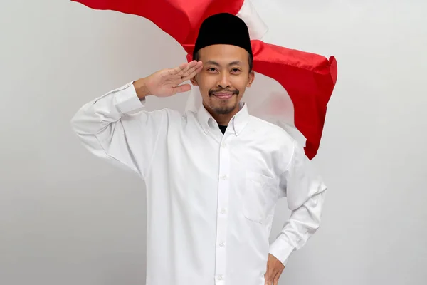 Podekscytowany Młody Indonezyjczyk Ubrany Songkok Peci Lub Kopiah Salutuje Flagą — Zdjęcie stockowe