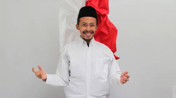 8月17日 身穿歌颂 山核桃或Kopiah的年轻印度尼西亚男子 站在印度尼西亚国旗背景下 与白人背景隔离 庆祝印度尼西亚独立日 — 图库照片