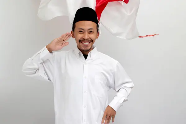 Возбужденный Молодой Индонезиец Одетый Сонгкок Печи Копию Делает Приветственный Жест — стоковое фото