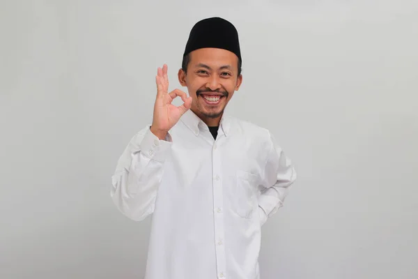 Egy Boldog Fiatal Indonéz Férfi Aki Egy Dalt Pecit Vagy — Stock Fotó