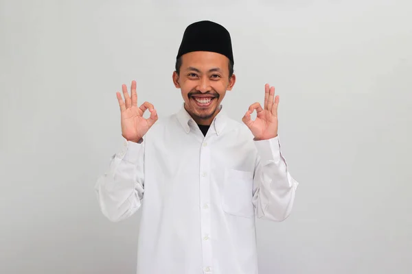 Щасливий Молодий Індонезійський Чоловік Одягнений Пісню Укус Пиріг Або Копайя — стокове фото