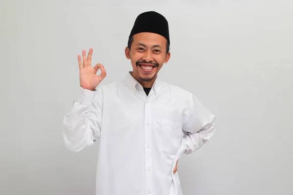 Счастливый Молодой Индонезиец Одетый Сонгкок Печи Копию Улыбается Камеру Делая — стоковое фото