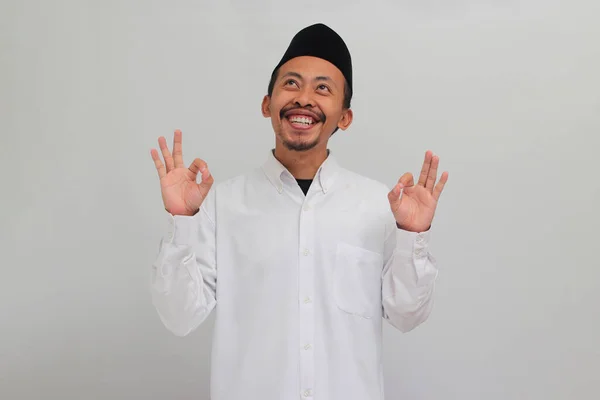 Šťastný Mladý Indonéský Muž Oblečený Zpěvníku Peci Nebo Kopiáše Vzhlíží — Stock fotografie