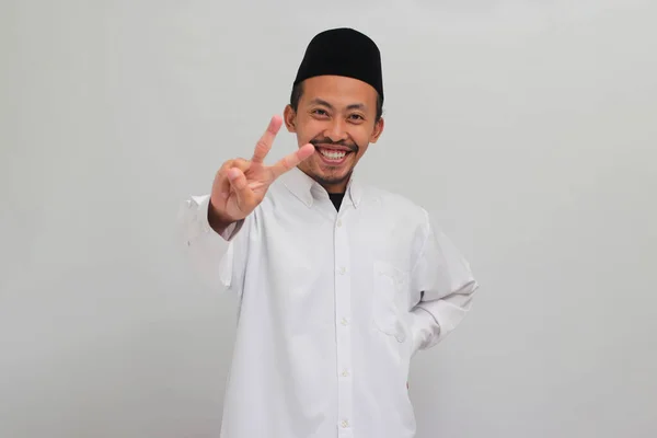 매력적인 인도네시아 노래방 코피아를 얼굴에 미소와 카메라를 포즈와 배경에 평화의 — 스톡 사진