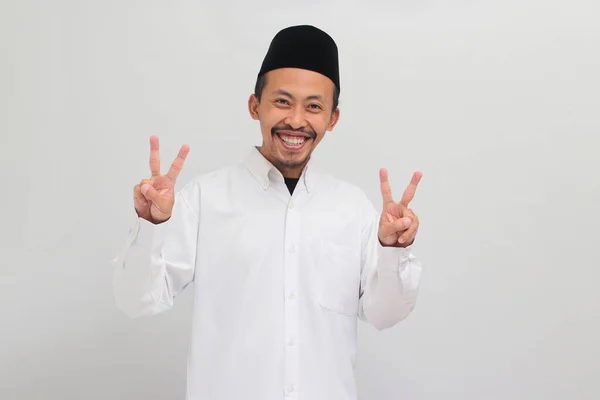 Vonzó Fiatal Indonéz Férfi Visel Songkok Peci Vagy Kopiah Pózol — Stock Fotó