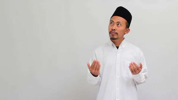 Giovane Uomo Indonesiano Indossando Una Canzone Peci Kopiah Sta Pregando — Foto Stock