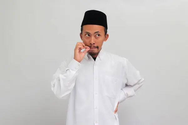 Молодой Индонезийский Политик Одетый Сонгкок Печи Копию Молчит Сохраняя Молчаливый — стоковое фото