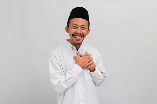 Vděčný Mladý Indonéský Muž Oblečený Zpěvníku Peci Nebo Kopiáše Drží — Stock fotografie