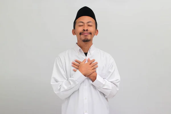 Egy Hálás Fiatal Indonéz Férfi Aki Egy Dalt Pecit Vagy — Stock Fotó
