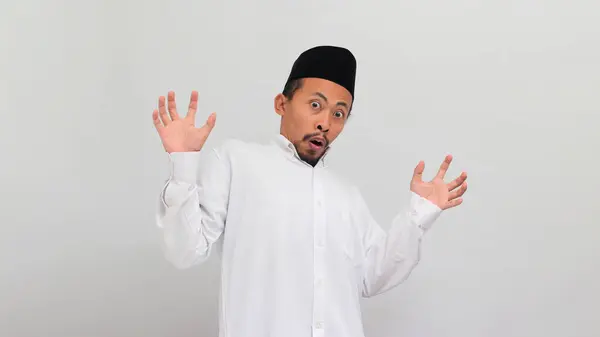Наляканий Молодий Індонезійський Чоловік Одягнений Пісню Кок Пиріг Або Копайя — стокове фото