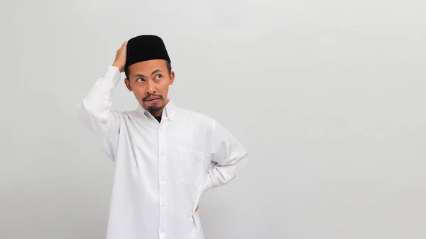 Giovane Indonesiano Pensieroso Con Indosso Canzoni Noci Peci Kopiah Gratta — Foto Stock