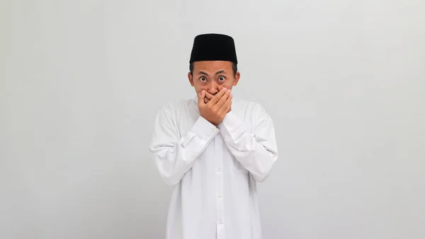 震惊的印度尼西亚年轻人 头戴头巾 胸针或Kopiah 一听到流言或意外的消息 被白色背景隔离 便捂着嘴 说不出话来 — 图库照片
