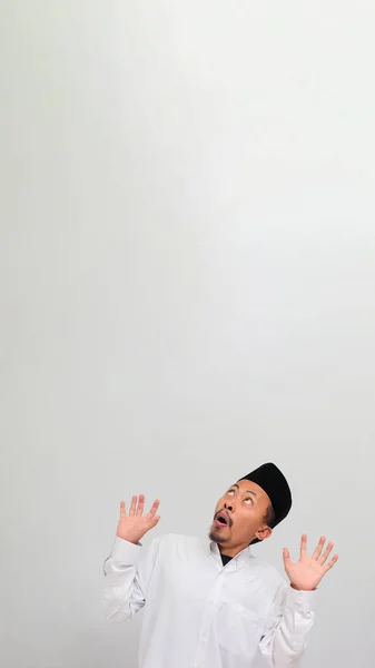Giovane Indonesiano Stupito Indossando Una Canzone Peci Kopiah Alza Rannicchiato — Foto Stock