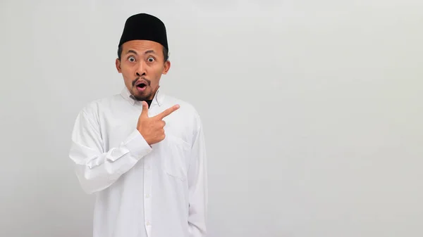 Sorprendido Joven Indonesio Llevando Una Canción Peci Kopiah Señalando Dedo —  Fotos de Stock