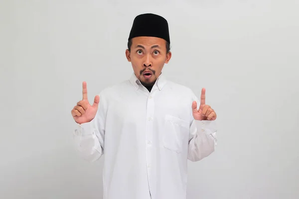 Sorprendido Joven Indonesio Llevando Una Canción Peci Kopiah Señalando Dedo —  Fotos de Stock