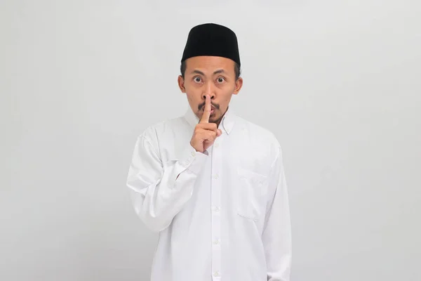 Серьезный Молодой Индонезиец Одетый Сонгкок Печи Копию Делает Молчаливый Жест — стоковое фото