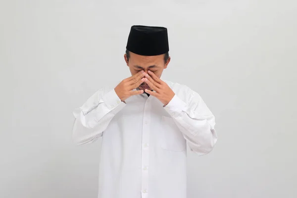 Fiatal Indonéz Férfi Visel Songkok Peci Vagy Kopiah Tapasztalt Fájó — Stock Fotó