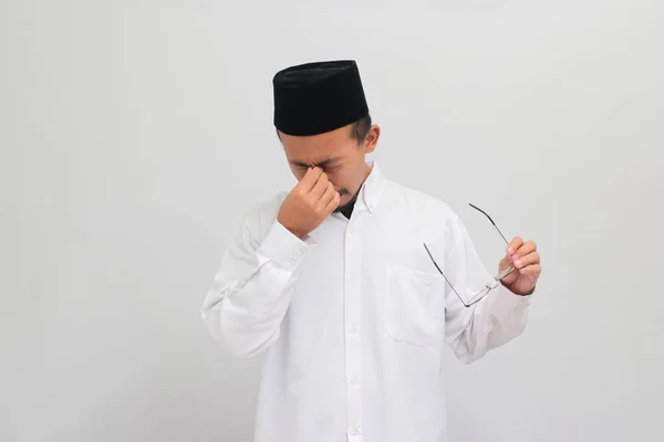 Egy Fiatal Indonéz Férfi Aki Songkokat Peciket Vagy Kopiah Visel — Stock Fotó