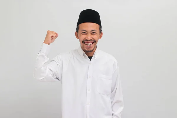 Jovem Indonésio Otimista Vestindo Uma Songkok Peci Kopiah Levanta Mão — Fotografia de Stock