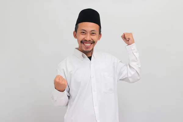 Homem Indonésio Jovem Confiante Vestindo Songkok Peci Kopiah Fazendo Gesto — Fotografia de Stock