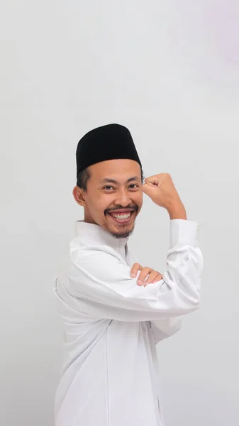 Уверенный Молодой Индонезиец Одетый Сонгкок Печи Копию Делает Сильный Жест — стоковое фото