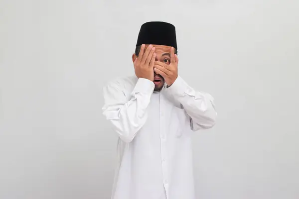 Наляканий Молодий Індонезійський Чоловік Одягнений Пісню Кок Пиріг Або Копайя — стокове фото