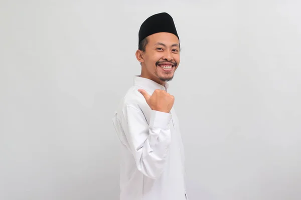 Sebevědomý Mladý Indonéský Muž Oblečený Zpěvníku Peci Nebo Kopiáše Ukazuje — Stock fotografie
