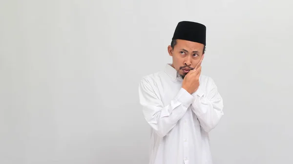 Joven Indonesio Infeliz Usando Una Canción Peci Kopiah Sosteniendo Mejilla —  Fotos de Stock