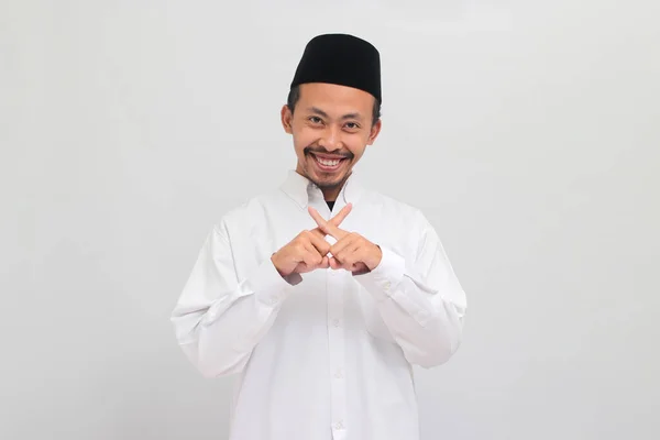 인도네시아 노래방 코피아를 십자가 손가락 제스처를 만들고 부정적인 기호를 나타내는 — 스톡 사진