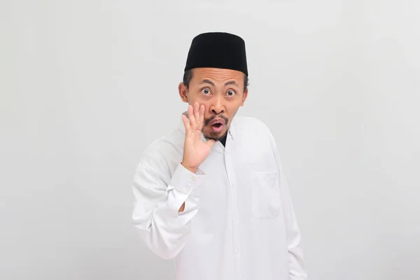 Vzrušený Mladý Indonéský Muž Oblečený Zpěvníku Peci Nebo Kopiáše Drží — Stock fotografie
