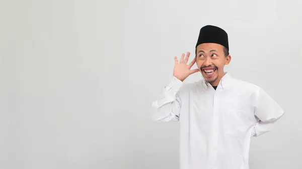 Возбужденный Молодой Индонезиец Одетый Сонгкок Печи Копию Улыбается Закрывая Ухо — стоковое фото