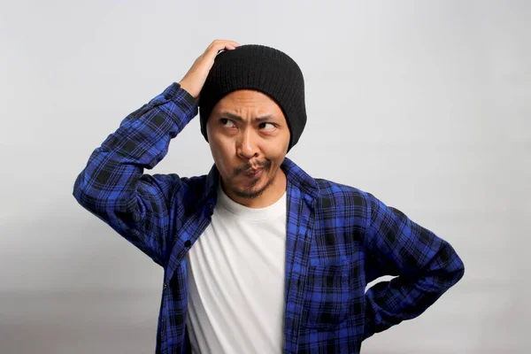 Jeune Homme Asiatique Perplexe Vêtu Bonnet Une Chemise Décontractée Est Image En Vente