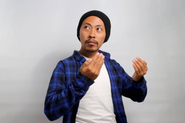 Şapka ve gündelik gömlek giymiş genç bir Asyalı ellerini dua etmek için tokalaşıyor, zarafet, umut, af diliyor, dini bir kavramı somutlaştırıyor. Beyaz bir arkaplanda izole edilmiş