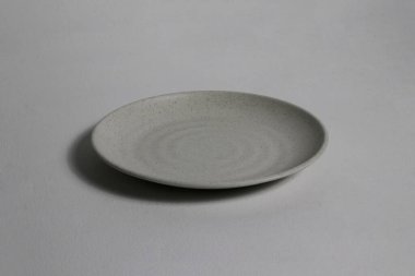 Gri arka planda izole edilmiş boş yemek tabakası