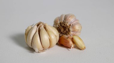 Beyaz arkaplanda sarımsak izole edilmiş.