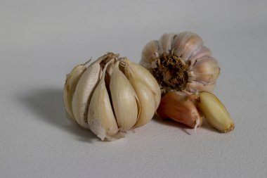 Beyaz arkaplanda sarımsak izole edilmiş.