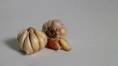 Beyaz arkaplanda sarımsak izole edilmiş.