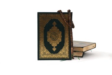 Kuran 'ın anlamı Arapça olan kutsal Kur' an ve beyaz bir zemin üzerine izole edilmiş bir tasbih.