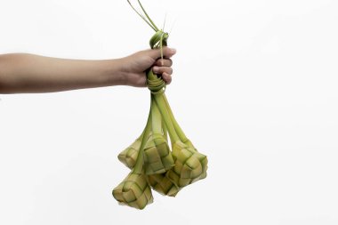 Ketupat kesesi, beyaz arka planda izole edilmiş genç hindistan cevizi yapraklarından (janur) örülmüş geleneksel bir Endonezya yemeği.