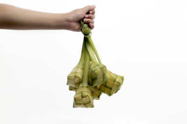 Ketupat kesesi, beyaz arka planda izole edilmiş genç hindistan cevizi yapraklarından (janur) örülmüş geleneksel bir Endonezya yemeği.