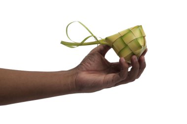 Ketupat kesesi, beyaz arka planda izole edilmiş genç hindistan cevizi yapraklarından (janur) örülmüş geleneksel bir Endonezya yemeği.