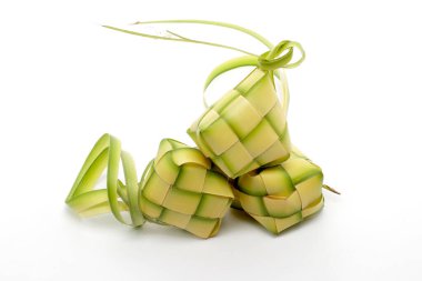 Beyaz zemin üzerinde geleneksel bir Endonezya yemeği olan çoklu ketupat kesesi (örülmüş palmiye yaprakları)