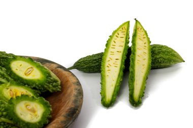 Taze kavun (Momordica charantia) bütün ve dilimlenmiş. Beyaz arkaplanda izole.