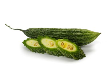 Taze kavun (Momordica charantia) bütün ve dilimlenmiş. Beyaz arkaplanda izole.