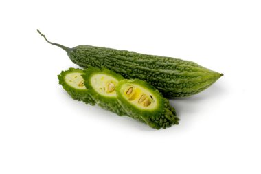 Taze kavun (Momordica charantia) bütün ve dilimlenmiş. Beyaz arkaplanda izole.