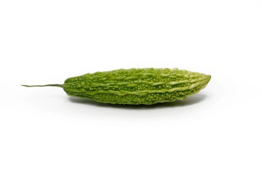 Lezzetli bir yemek için taze kavun (Momordica charantia) hazır. Beyaz arkaplanda izole.