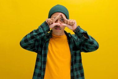 Sıradan bir gömlek giyen ve bere takan genç Asyalı adam elleriyle üçgen bir şekil yaratıyor. Çevre koruma, geri dönüşüm ve yeniden kullanım kavramını sembolize ediyor.