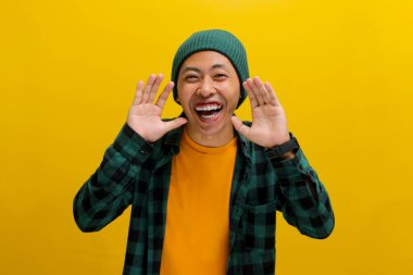 Şapka ve gündelik gömlek giymiş Asyalı bir adam elini ağzının yanına getiriyor. Sanki bir sırrı paylaşıyor, fısıldıyor ve haylaz bir sohbete girişiyor.