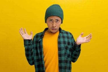 Ne oldu? Pusuya düşürülmüş, şok olmuş ve kafası karışmış Asyalı genç adam inancını ve şaşkınlığını dile getiriyor. Ellerini yana açıyor. Sorguluyor gibi görünüyor ve durumu kavramaya çalışıyor.