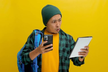 Asyalı bir öğrenci, bereli bir şapka ve günlük bir gömlek giymiş ve sırt çantası taşıyor. Telefonunu kontrol ederken şok olmuş görünüyor. Muhtemelen elinde bir defter tutarken son teslim tarihini ya da zaman akışını fark ediyor.